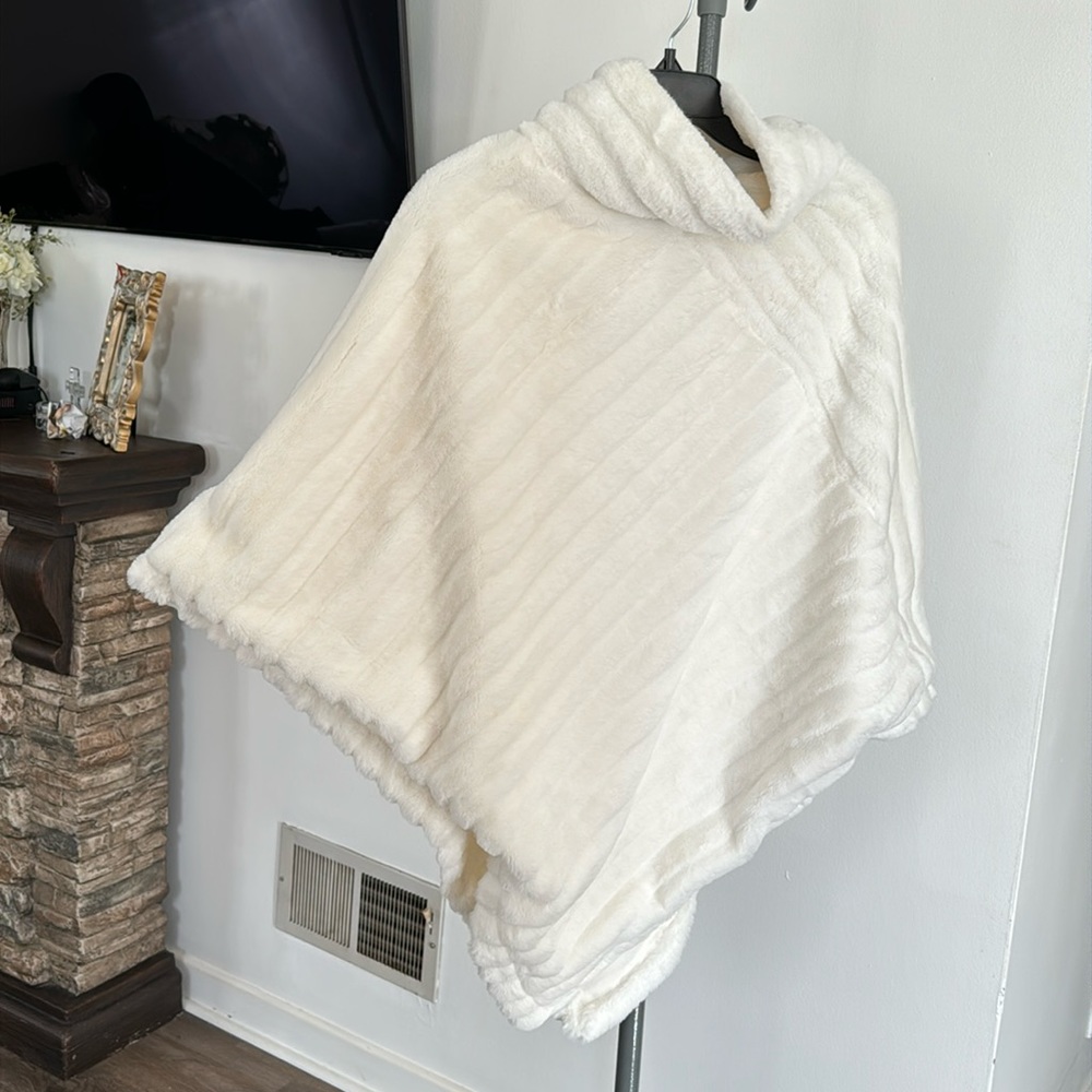 White faux Guess Poncho ✨✨